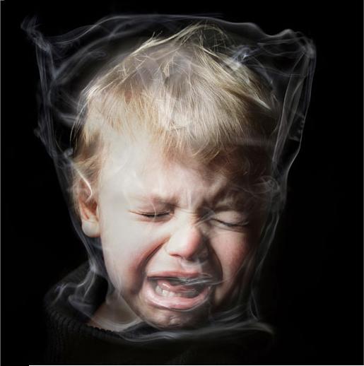 Врачи предупреждают, что даже те родители, которые курят не дома, могут навредить здоровью своего ребенка